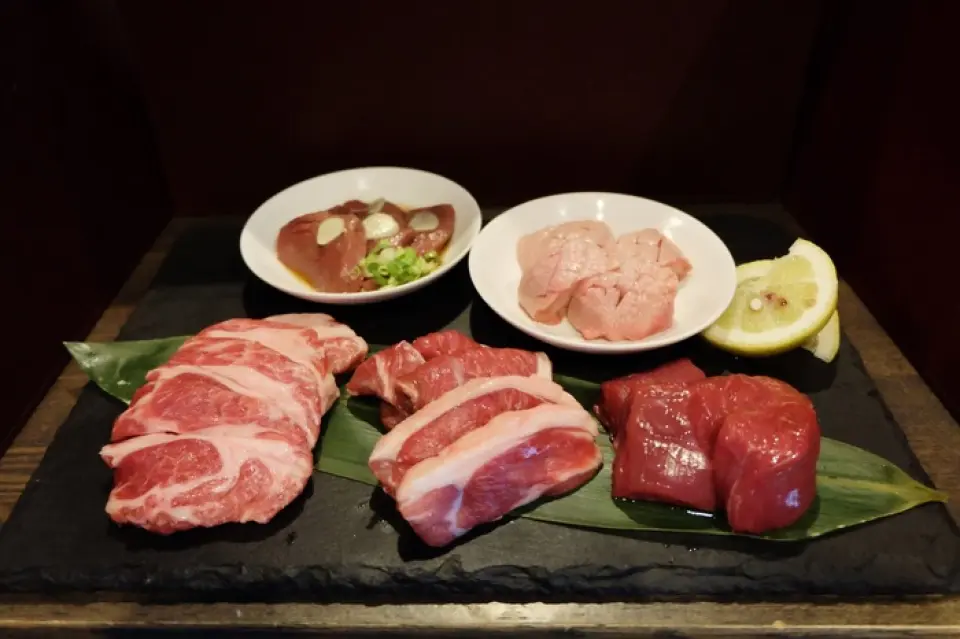 所处理的羊的部位数量是惠比寿地区最好的。从“原味肩腰肉”到“味道像羊肉的羊肉”。肉的种类很多，包括鱼片、里脊肉、羊舌等稀有部位。我们还拥有独特开发的调味肉。羊肉菜肴也很精致，汉堡牛排据说是日本最好吃的，在Instagram上有4万粉丝！ ？它因其美味的汉堡牛排而广受好评。请有时来拜访我们。