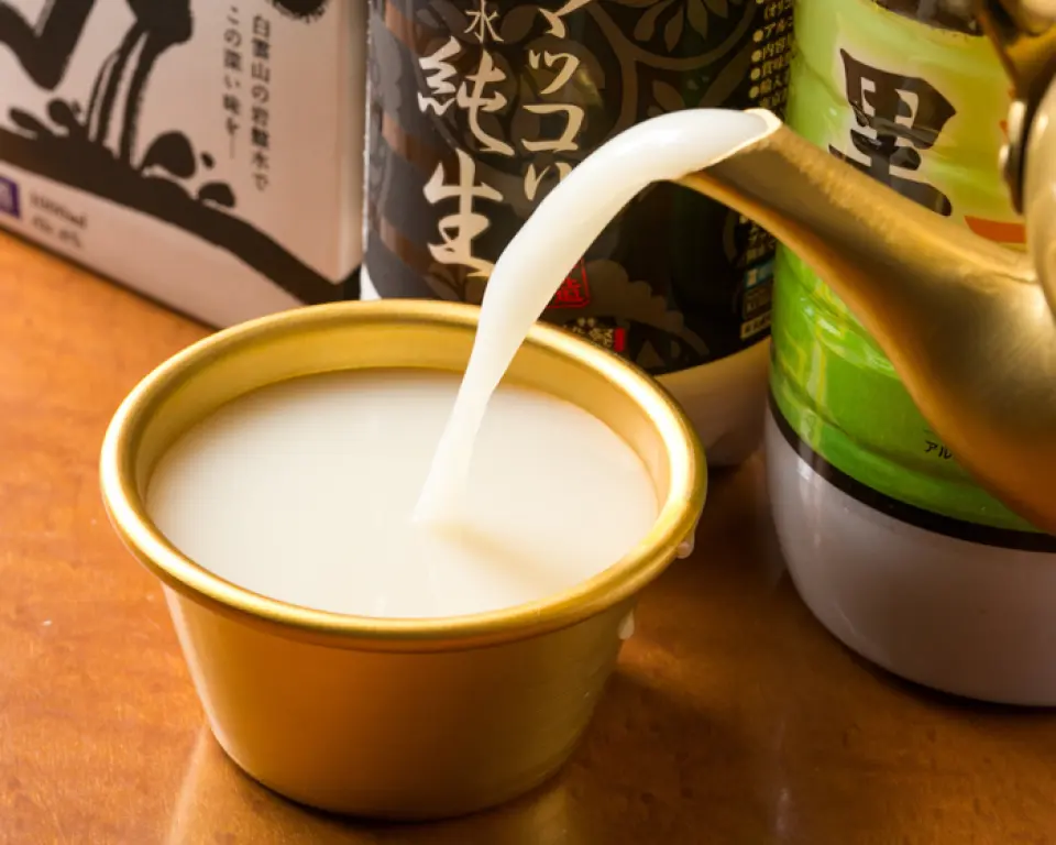 우리는 맥주, 사워, 하이볼과 같은 표준 음료뿐만 아니라 한국 음식에 필수적인 반주인 막걸리도 제공합니다. 특히 막걸리 칵테일은 마시기 쉬워 여성들에게 인기가 많습니다. 최근에는 한국 드라마의 영향으로 과일 맛의 참이슬도 인기를 얻고 있습니다. 약 100가지의 음료 중에서 좋아하는 음료를 찾아보세요. 다양한 알코올 음료를 시도하고 싶은 사람들에게는 2시간 무제한 음료 코스를 추천합니다.