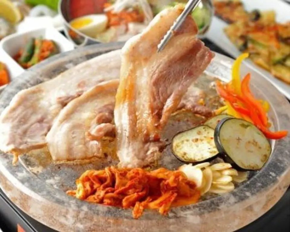 저희 레스토랑은 인기 있는 한국 요리를 다양하게 선보입니다. 저희의 라인업에는 국내산 돼지고기로 만든 저희의 특제 "삼겹살", 풍부한 치즈가 듬뿍 들어간 "치즈 닭갈비", 그리고 식욕을 자극하는 독특한 달콤하고 매콤한 소스가 들어간 "양념치킨튀김"이 있습니다. 또한 술과 잘 어울리는 간식, 식사의 마무리에 완벽한 밥 요리와 국수, 그리고 디저트와 음료도 있습니다. 저희 메뉴의 거의 모든 품목은 테이크아웃이 가능하니, 언제든지 문의해 주시기 바랍니다.