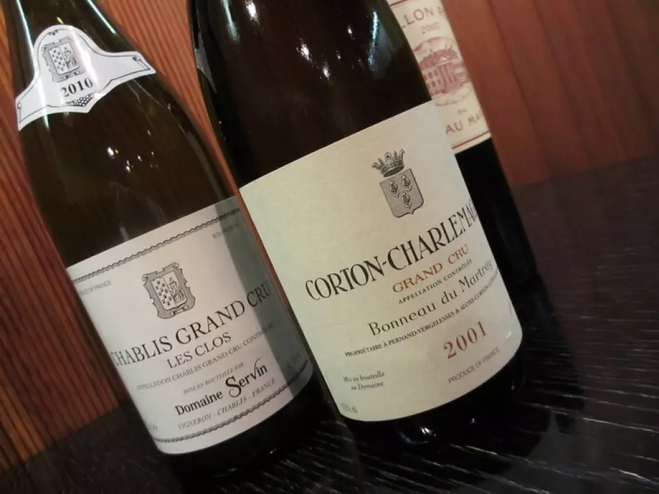 Our lineup focuses on French wines, including Champagne, Bordeaux, and Burgundy. We also have a variety of glasses available, so you can enjoy them with the ingredients.