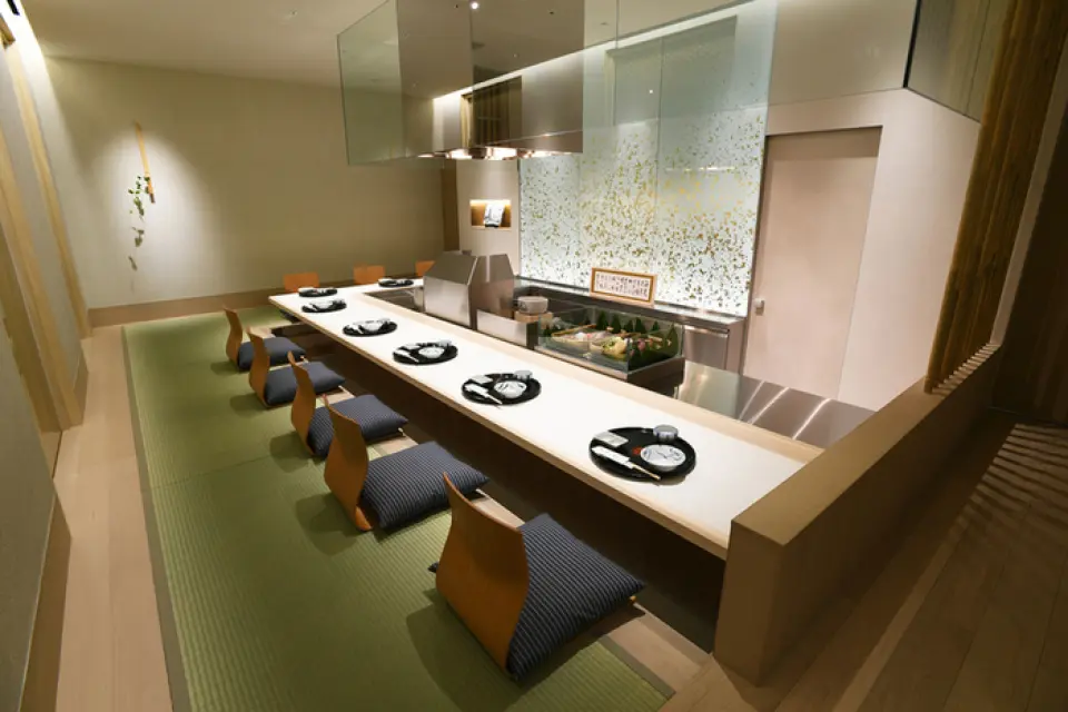 A dedicated chef will prepare each dish carefully for you. This room can be reserved for 6-9 people. The counter is a sunken kotatsu style, and you have to take off your shoes before sitting, so you can enjoy your meal and conversation in a relaxed atmosphere.