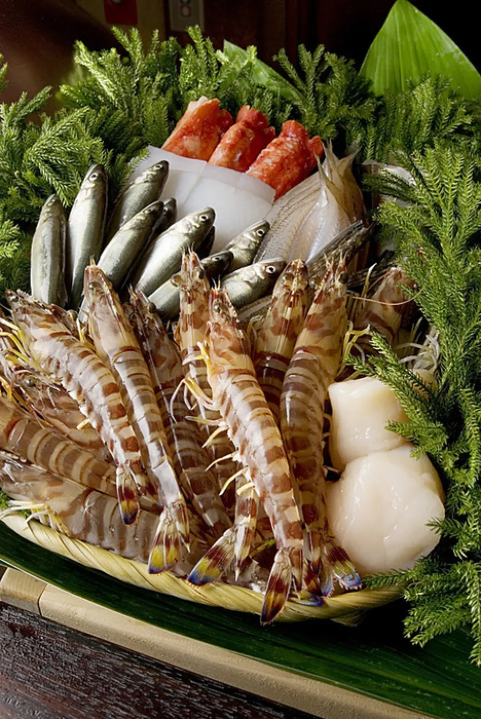 We visit Toyosu Market every day to carefully select the best and most seasonal ingredients of the day and serve them to our customers. The origin of the ingredients changes depending on the season, but our Edomae ingredients are in a class of their own. Please check out our recommendations for the day at the store.