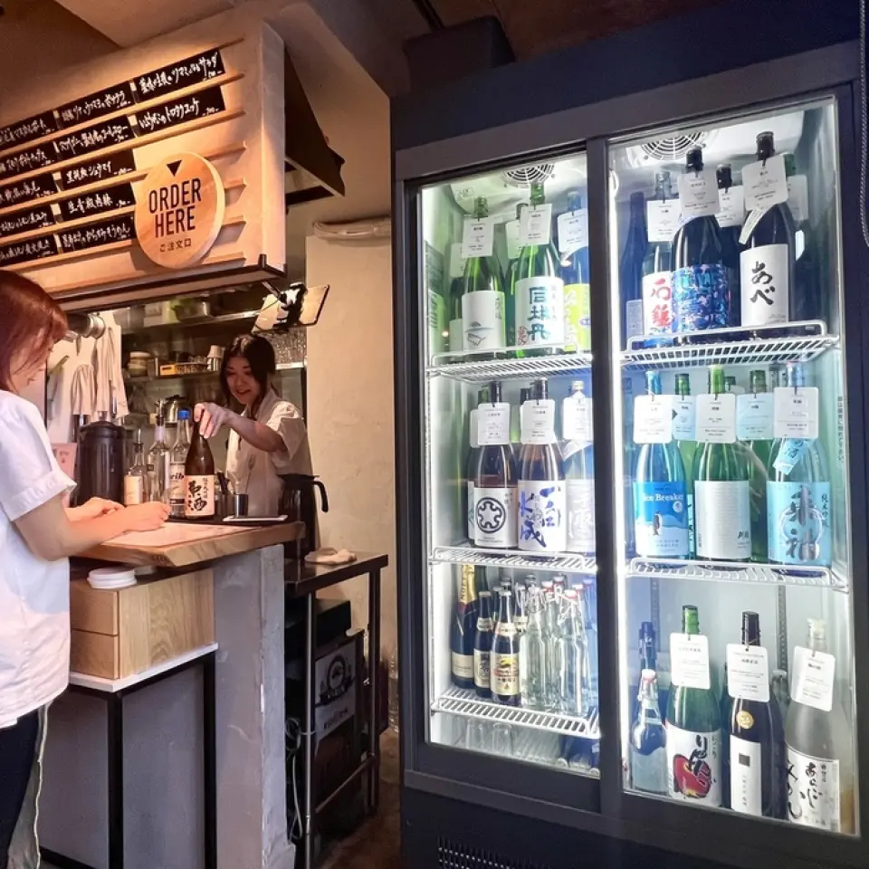我们始终备有 40 多种季节性清酒，包括稀有品牌和限量版，并且每天都会更换。我们还提供每小时 1,950 日元的无限畅饮计划，您可以直接从我们的清酒库存中选择清酒。请从众多类型中找到您最喜欢的商品！