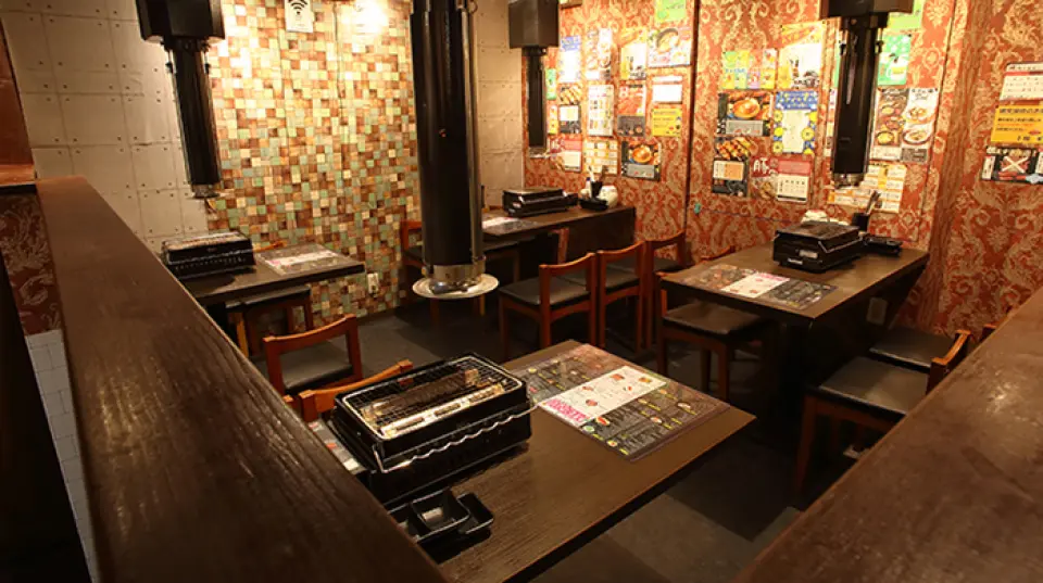 寬敞的餐廳共有80個座位，並設有可容納小型到大型團體的私人空間。非常適合小型飲酒聚會或特殊場合宴會！各種宴會請交給我們！我們接受各種聚會的預訂！ [烤肉套餐/無限暢飲/烤肉/