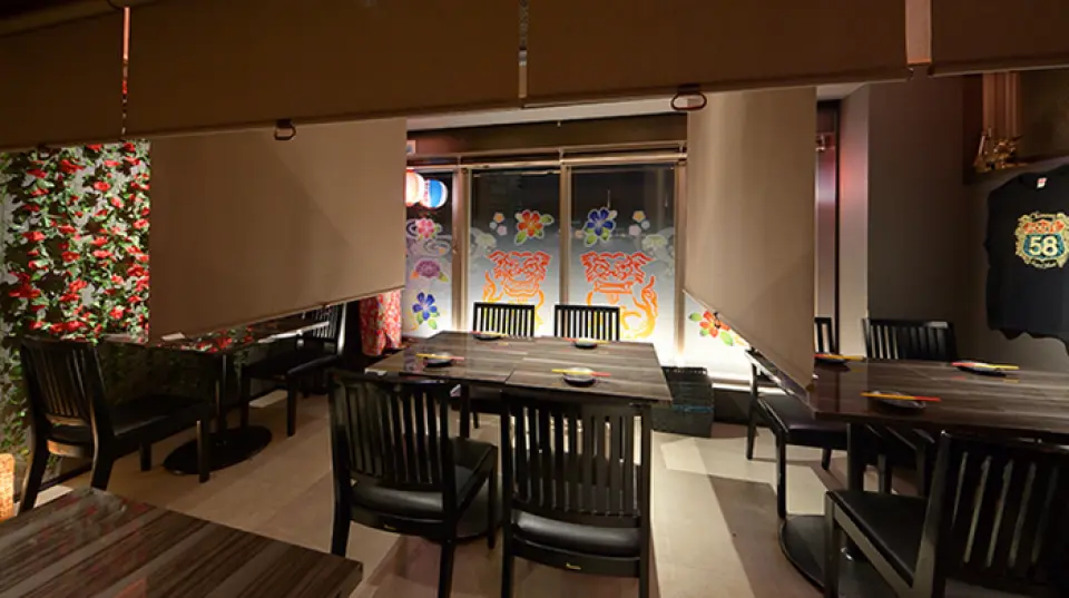 The restaurant's charm lies in its interior, which is filled with a local atmosphere and feels like a hideaway. Some of the walls are decorated with Okinawa's representative dyeing technique, "Bingata," giving the interior a traditional feel. In addition, the restaurant uses stylish indirect lighting, making it a great place for regular drinking parties and banquets, as well as dates. There are counter seats that are easy for individuals to sit in, table seats suitable for groups, and semi-private rooms that can be partitioned off with roller curtains. Our cheerful staff look forward to welcoming you.