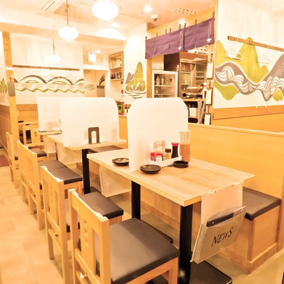 Uodo, quán izakaya hải sản ở Shinjuku, có nhiều loại chỗ ngồi trong không gian rộng rãi, bao gồm cả phòng riêng có sức chứa lên đến 130 người. Đối với những ngày kỷ niệm hoặc bữa ăn đặc biệt, bạn có thể tận hưởng khoảnh khắc riêng tư trong căn phòng hoàn toàn riêng tư. Chúng tôi cũng có các phòng bán riêng, nơi bạn có thể thư giãn mà không cần lo lắng về xung quanh. Hãy dành khoảng thời gian đặc biệt bên những người thân yêu trong phòng riêng tại Uodo.