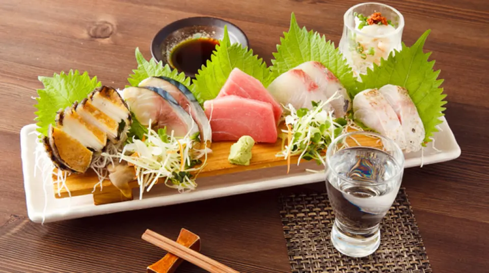 推荐的“Otsukare-sama套餐”是980日元，包括2道生鱼片、1道小菜和1种从生啤酒、高球酒和各种烧酒high中选择的饮料。 ◎周一至周四，17:30。到 19:00 为止都是限量版，非常适合下班后喝一杯。欢迎您与同事或朋友一起前来，也欢迎您独自前来。我们将以营养美味的食物和饮料欢迎您的光临。我们希望您能像在家里吃晚饭一样放松并享受您的住宿。