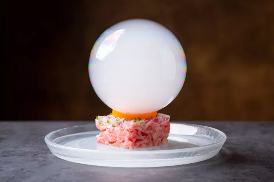 【烤肉井上神樂坂店】主廚俏皮的套餐菜單採用日本各地最好的食材，以肉為底料，搭配海鮮。我們將為您帶來驚喜和興奮。