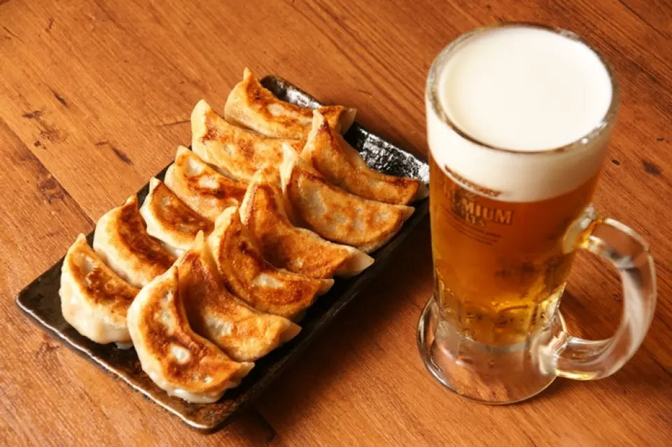 餃子的調味料非常適合搭配米飯或下酒。當然，不添加任何東西也可以享用，但我們也建議您根據自己喜歡的口味添加辣椒油、醬油、醋等♪我們使用將小麥皮、胚芽和胚乳粉末化製成的專有“皮”以及肉類，追求蔬菜黃金比例的“豆沙”，以及“握法”和“燒烤”，都是經過精心挑選的，即使在吃的時候也可以享用。