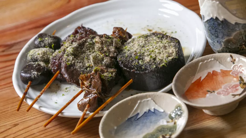 Our restaurant uses plenty of ingredients from Izu, the owner's hometown. The highlight is the "Shizuoka oden," which uses tamari soy sauce and has a striking pitch black appearance! The recommended topping, "beef tendon," is made by cutting a chunk of meat and carefully skewering it, taking time and effort to prepare. Other recommended toppings are "kuro hanpen," which is fishcake stretched into a half-moon shape, and the sweet "daikon radish"! A distinctive feature of "Shizuoka oden" is that it is finished by pouring dashi powder over it. Please enjoy this popular specialty dish, which is also popular in the summer.