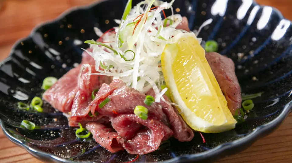 Izu is known for its seafood such as golden-eyed snapper, but we also serve Izu beef so that you can enjoy the meat! The wild Izu deer that live in Amagi are a proud ingredient of Shizuoka prefecture, certified as domestic wild game. Please try the venison, also known as healthy meat. In addition to the wasabi ostrich, which is fed fertilizer mixed with wasabi leaves, we also have the specialty wasabi rice bowl ◎ This dish is an official menu item of the restaurant that created the wasabi rice bowl, and is a proud dish of white rice topped with bonito flakes, wasabi, and soy sauce!