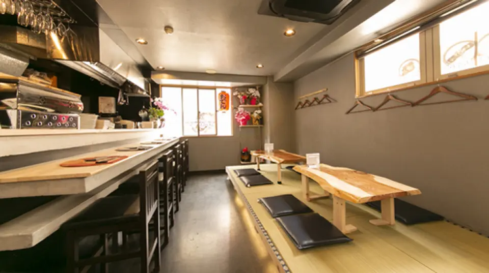 The restaurant is equipped with counter seats where you can feel at ease even if you are alone, and tatami rooms where families with children can relax. The warm, solid wood tables were actually handcrafted by the owner. They can also be used for leisurely mealtimes, making them ideal for gatherings. Enjoy a fun time while engaging in lively conversation with your close friends.
