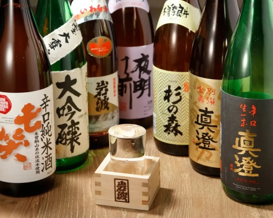 We offer a wide range of sake, from normal to super dry, including "Masumi" and "Oshinshu," which will further elevate your meal. Among them, "Masumi Junmai Ginjo Dry Nama Ippon" is a recommended dry sake. "Yoake Mae" from Nagano Prefecture is a Junmai Daiginjo sake with a gorgeous aroma and moderate sweetness that is easy to drink even for women. In addition to unique local sake, we also offer fragrant wines that are unique to this famous grape-producing region. Please enjoy local cuisine and original Japanese food to your heart's content, along with sake brewed with pure water that springs from the beautiful mountains.