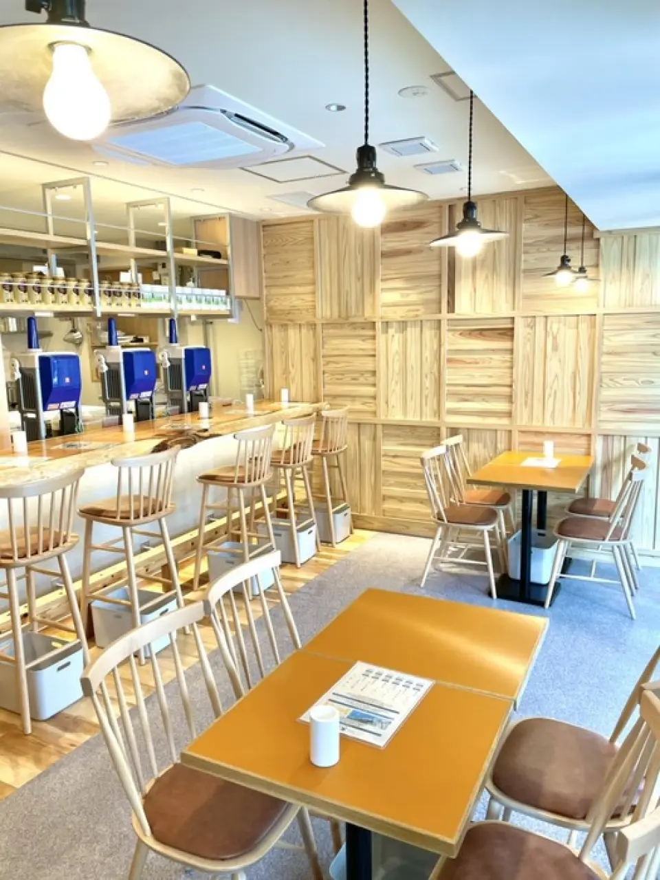 The wooden interior of the shop, which exudes a nostalgic Japanese atmosphere, is equipped with spacious table seats, counter seats, and terrace seats. We welcome not only families, but also customers who come alone or with their dogs. We have created a comfortable space filled with subtle attention to detail, such as designing one square on the wall near the counter to be the same size as the natural ice cut by Brewery Yagi. Please feel free to stop by if you are in the area.