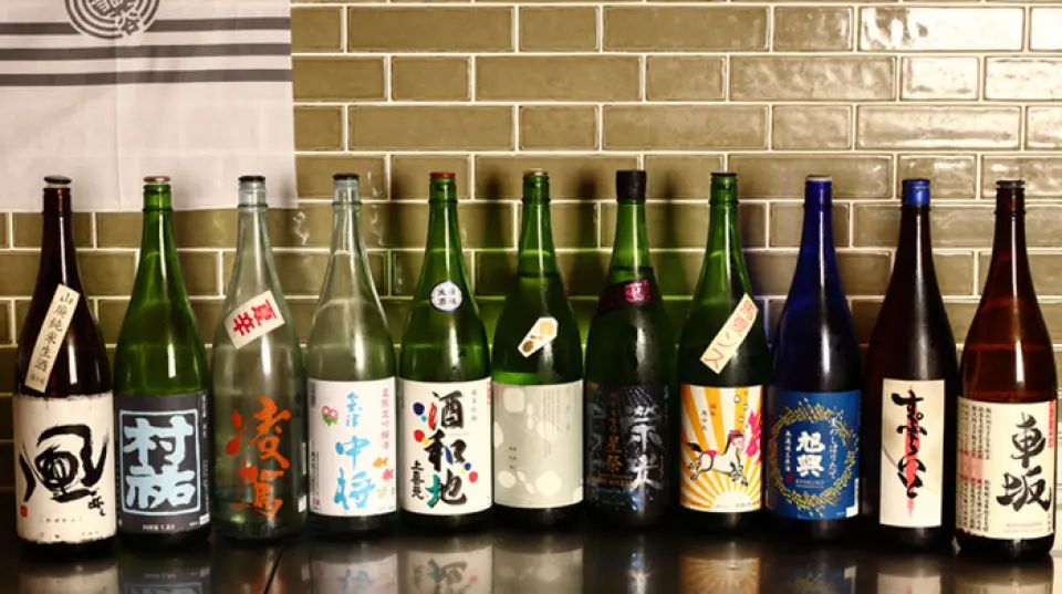我们常备有约20种清酒，对于清酒爱好者来说是难以抗拒的。另外，还有栃木县的“若驹妈妈夏须”、“朝彦未过滤的生原酒”、福岛县的“风风吹”等在其他店找不到的珍稀清酒。我们有多种口味，因此您可以享受搭配任何菜肴的乐趣。当然，我们会推荐适合您需求的口味！以您最喜欢的方式享用，无论是在玻璃杯中还是在杯子中。