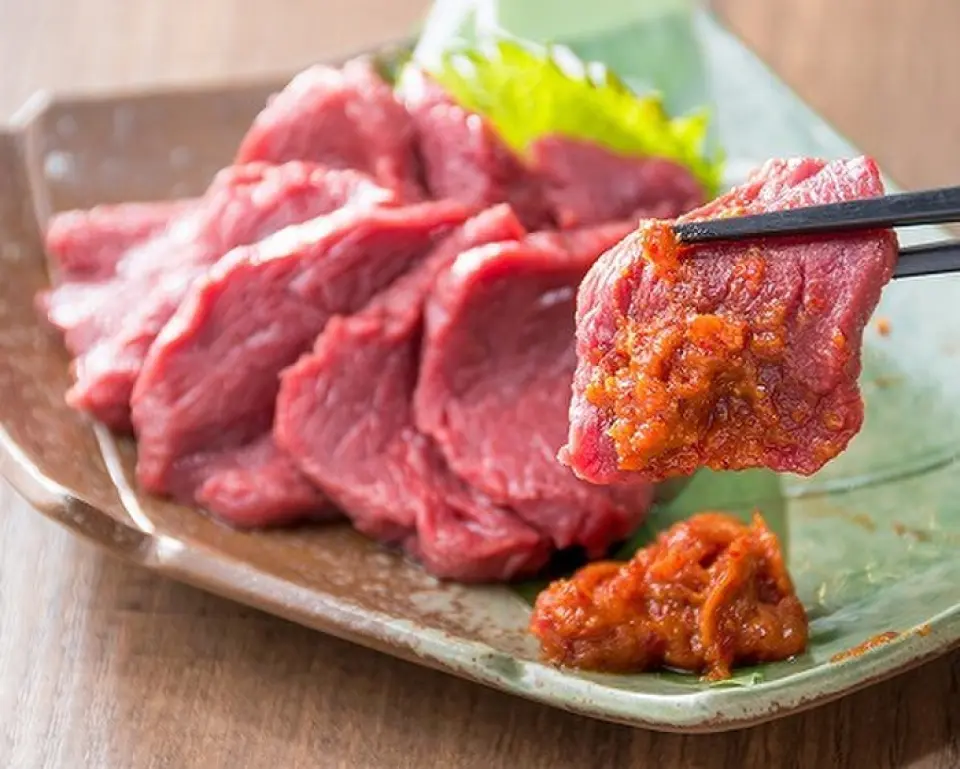 推荐菜品是「会津马生鱼片」。会津的马肉由纯种马制成，脂肪含量低，比其他肉类更健康！享用从农场直送的新鲜瘦肉，搭配辣味噌和酱油。一定要尝尝附有大量自家制酱汁的“Oidare烤鸡肉串”。除此之外，我们还有许多店主过去来店时印象深刻的其他菜肴。尽情享受会津和信州上田的精致美食！