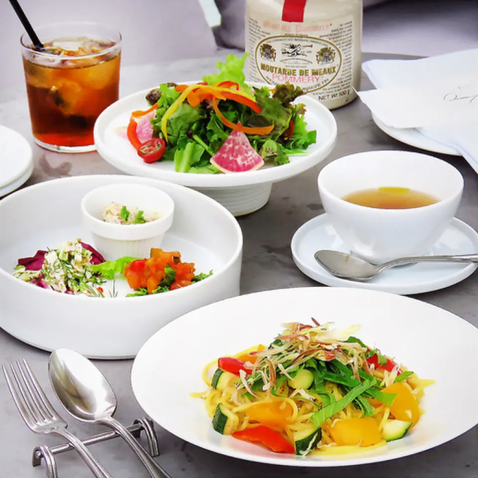 Vào ban ngày, hãy tận hưởng một buổi chiều thanh nhã trong khi cảm nhận làn gió dễ chịu trên Omotesando vào đầu giờ chiều. Vào giờ ăn tối, chúng tôi phục vụ các món ăn bình dân của Pháp được chế biến bằng kỹ thuật cổ điển sẽ đưa cuộc sống hàng ngày của bạn lên một tầm cao mới. Vào giờ bar, hãy thư giãn với âm nhạc, thưởng thức rượu, đồ ngọt và shisha không chứa nicotine. Hãy tận dụng cơ hội này để thưởng thức một "quán ăn kiểu Pháp" bình dị trong một không gian nơi "món ăn", "thiết kế" và "âm nhạc" được lựa chọn cẩn thận cùng tồn tại.