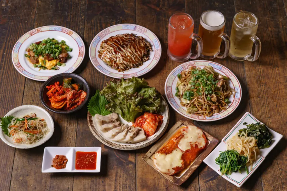 Phục vụ món bụng lợn mềm với nhiều miso kiểu Hàn Quốc và sốt miso tự làm, sau đó bọc lá tía tô và kim chi trong rau diếp nắng và thưởng thức! 1 suất ăn: 500 yên~ *Ảnh là hình ảnh một bữa ăn.