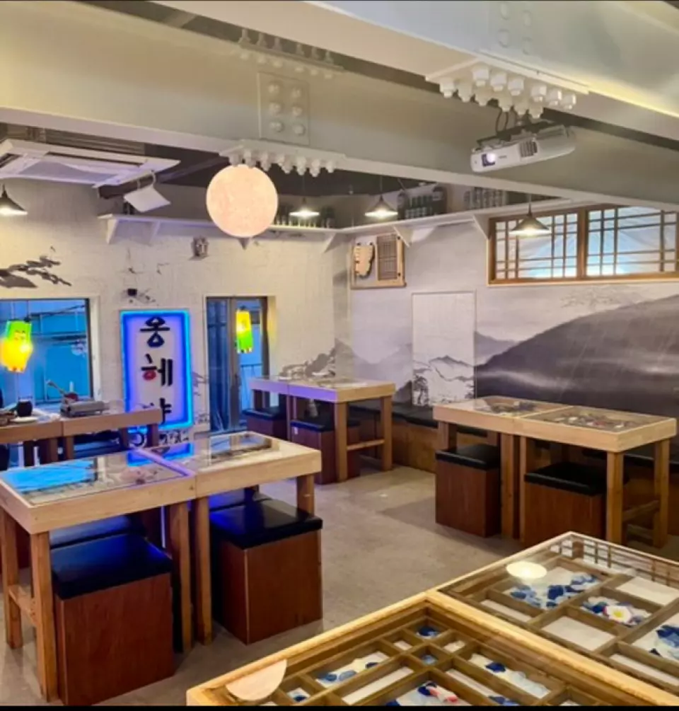 店裡充滿了店主親自繪製的插圖，展示了韓國生活和文化，每個季節都會重新繪製一些小作品。此外，韓國傳統飾品、樂器、精心挑選的韓國商品散落各處，營造出溫馨的空間。安全的空間。用我們真誠的服務享受輕鬆的時刻◎