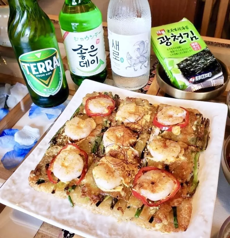 「海鮮炸雞」是香脆的海鮮、香脆的炸豬肉和蓬鬆的煎餅的絕妙組合，是具有新口感的原創溫海屋菜單◎在韓國的慶祝活動中也經常吃。 。