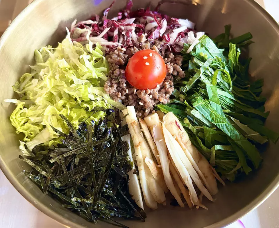 「古董飯」是一種在朝鮮時代用稀有食材製成的特殊石鍋拌飯，是國王們在午餐時食用的。在我們的餐廳，我們提供原始的古董米，讓人回想起那些日子，並在重視傳統的同時融入了現代技術。
