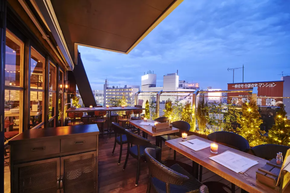 The terrace seats offer a great sense of openness, and are recommended during this season. Reservations are required as they are very popular.