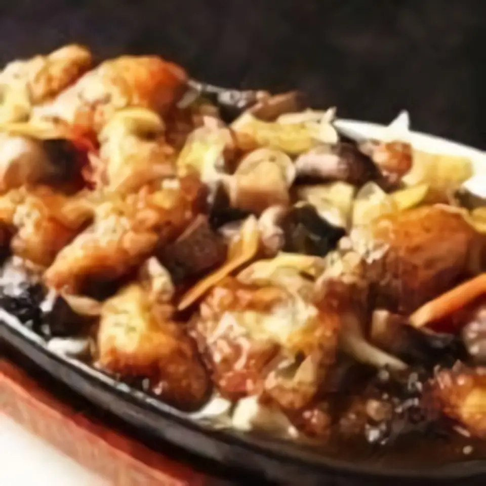 Our recommendation is the "Teppan Oysters"! These are plump oysters and vegetables cooked on a hot plate and served fresh, so you can enjoy them hot until the very end. In addition, our original signature dish, "Main Store Special Fried Rice," is a dish filled with plenty of seafood. This menu is sure to warm your body and soul, and will satisfy your stomach! Please feel free to stop by.