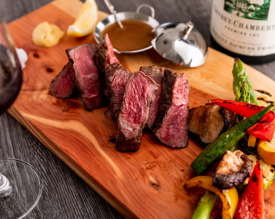 Our most popular meat dish is the aged beef steak, which is slowly cooked over time, allowing you to enjoy the delicious flavor of the meat. You can choose from two types of sauce, garlic sauce or green pepper sauce, depending on your preference. Another dish is roasted Iberian pork, which allows you to enjoy the sweetness and soft texture of the meat.