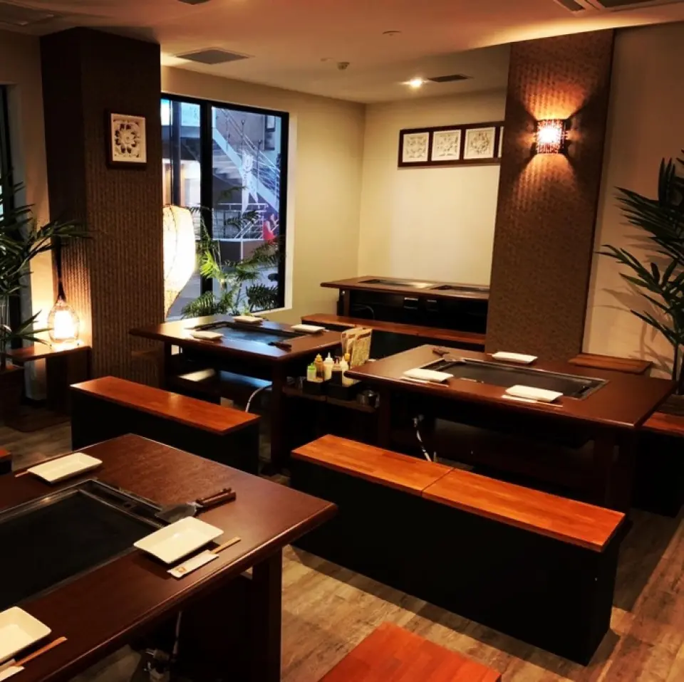 Nội thất mang lại cảm giác nghỉ dưỡng theo phong cách Bali. Nhà hàng có bầu không khí chậm rãi và yên tĩnh khiến bạn muốn quên đi thời gian và ở lại thật lâu. Nhà hàng có thể chứa tới 60 người, vì vậy bạn có thể thưởng thức tùy theo dịp, chẳng hạn như một bữa tiệc lớn, một cuộc hẹn hò hoặc buổi tối đi chơi của các cô gái.