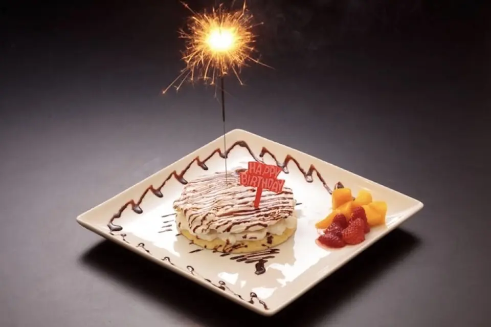 Bạn muốn tạo bất ngờ gì cho những người thân yêu của mình? Đĩa bánh pancake mini đặc biệt của đầu bếp có kèm theo thông điệp, tên và pháo hoa. Tôi chắc chắn bạn sẽ hài lòng. Vui lòng cho chúng tôi biết tại thời điểm đặt chỗ nếu bạn muốn sử dụng nó cho dịp kỷ niệm hoặc sinh nhật. *Giới hạn cho những người đã đặt trước tùy chọn ăn thỏa sức hoặc uống thỏa thích vào ngày hôm trước.