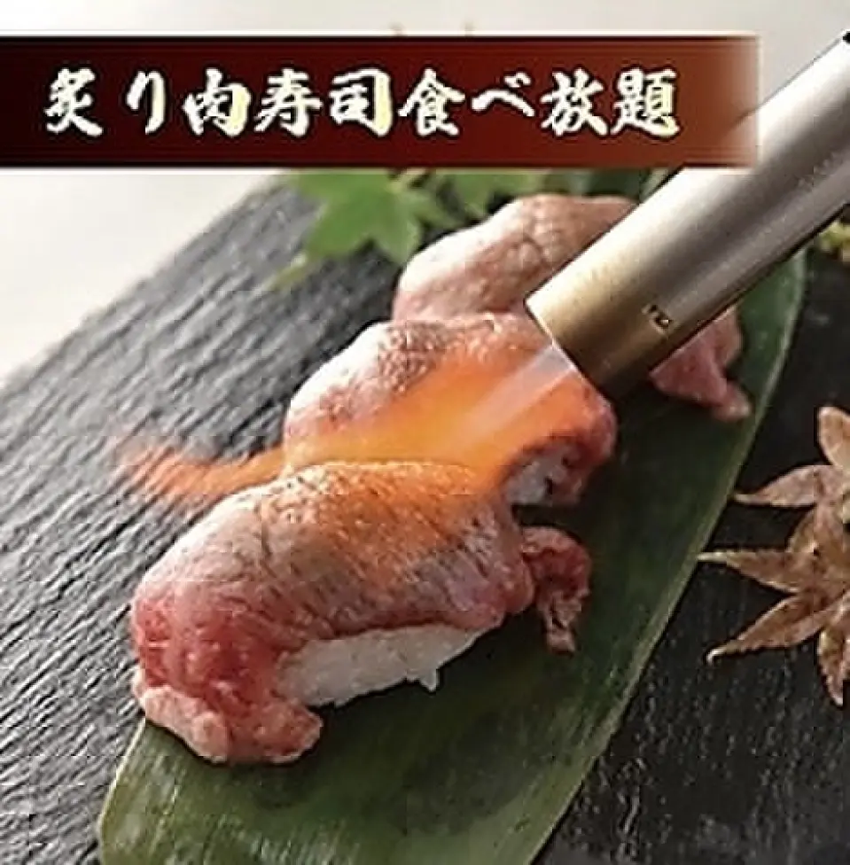 仅限时间！博多内脏火锅是九州的人气菜单。每天3小时无限畅饮。非常满足的肉宴★和牛牛排、烤鸡肉串拼盘等5种吃到饱的人气套餐【烤和牛寿司+鸡肉南蛮+薯条】。欢迎、欢送会、酒会、新年会等各种聚会请预约。