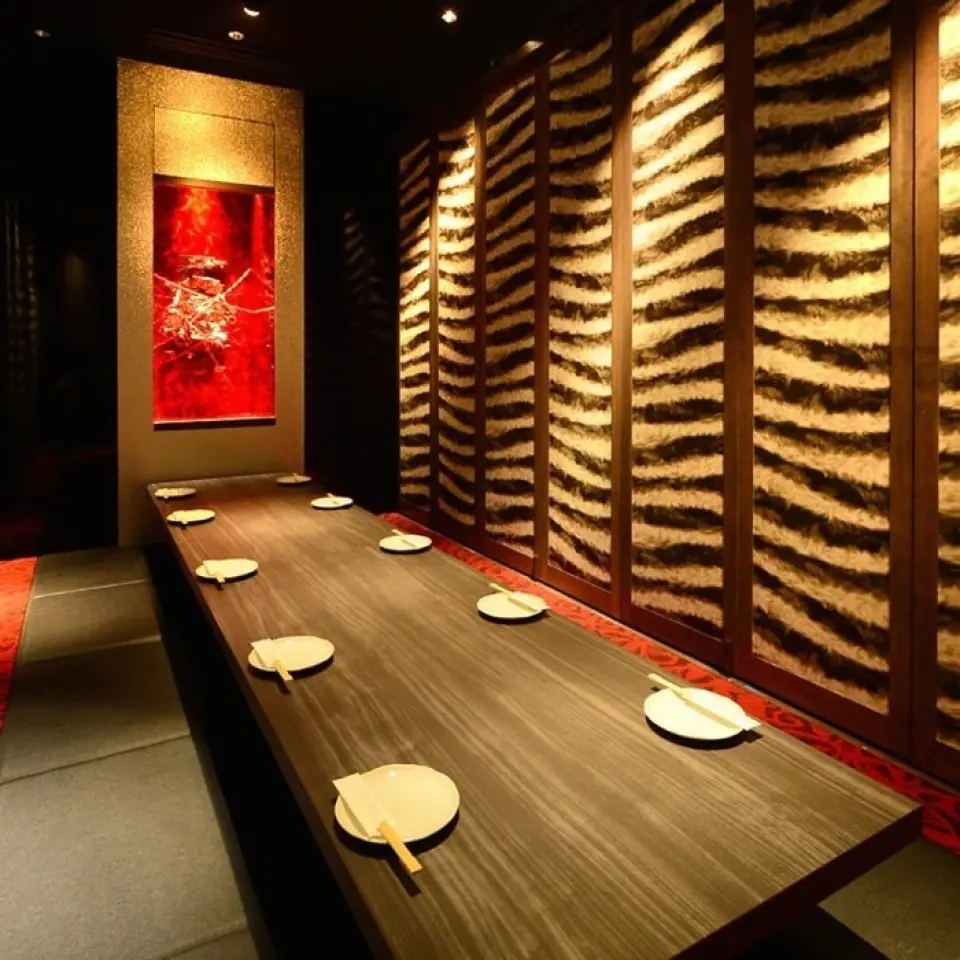 ★新宿×火锅派对推荐餐厅★精心设计的室内装潢具有现代气息，推荐给女孩的夜晚、生日派对、周年纪念日、私人派对♪四楼可容纳25人★二楼可容纳60人★ （需商议））超值优惠】可包房、包房楼层！一顿有趣的餐点结束后，您可以在甜点盘上免费添加生日或周年纪念信息！特别的日子里最好的惊喜♪ 装备齐全！您还可以在大屏幕上使用麦克风和电脑！