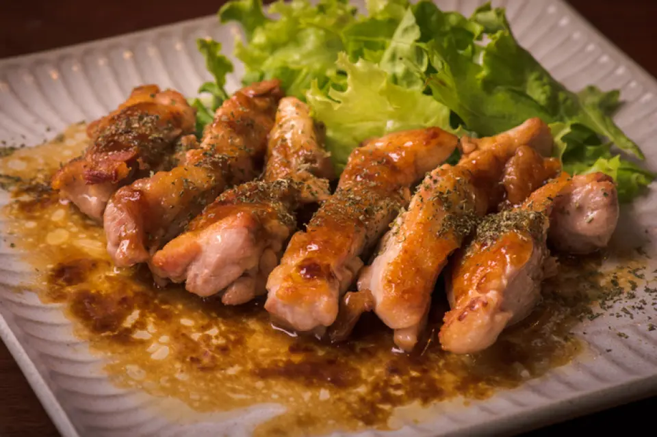 我们提供多种菜肴，您甚至可以在第一家餐厅享用。菜肴以日本概念为基础，菜品种类繁多，包括开胃菜、沙拉、肉类菜肴、荞麦面、披萨、咖喱、干货和甜点。此外，我们还提供种类丰富的清酒、啤酒、葡萄酒、威士忌、烧酒、鸡尾酒等，以便您可以选择搭配餐点的酒精饮料。