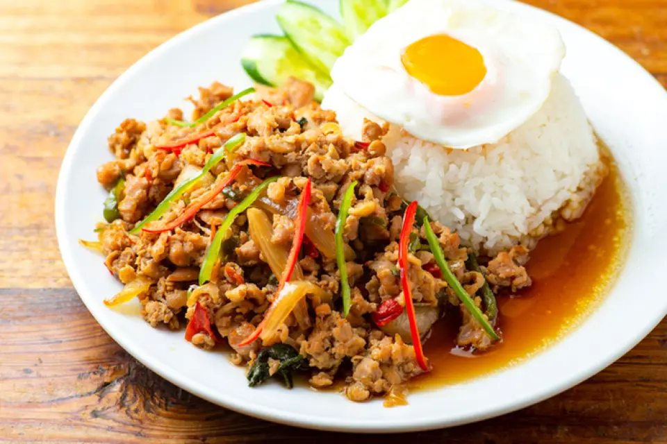 说到加泡食堂，就不能不提店名“加泡饭”。我们的加泡饭有罗勒的香味，调味料很浓郁，汤头下酒下饭！午餐或晚餐非常受欢迎。请享用我们的泰国厨师 Pia Am Noi 烹制的正宗泰国美食！