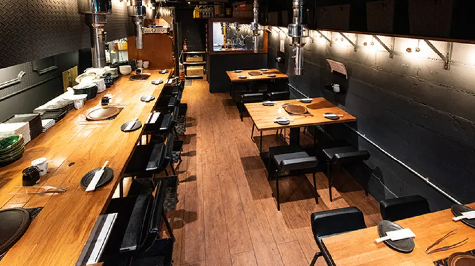 Conveniently located just a two-minute walk from Shinjuku-sanchome Station, our restaurant boasts great accessibility. With six counter seats and three tables that seat four, all of which allow smoking, and subdued lighting, you can relax and forget the hustle and bustle of the city. Perfect for a variety of occasions, including dining with friends, dates, small business meetings, and private parties (12-18 people). The ducted space also ensures ample ventilation. Enjoy your meal in peace in the unique environment of a yakiniku restaurant.