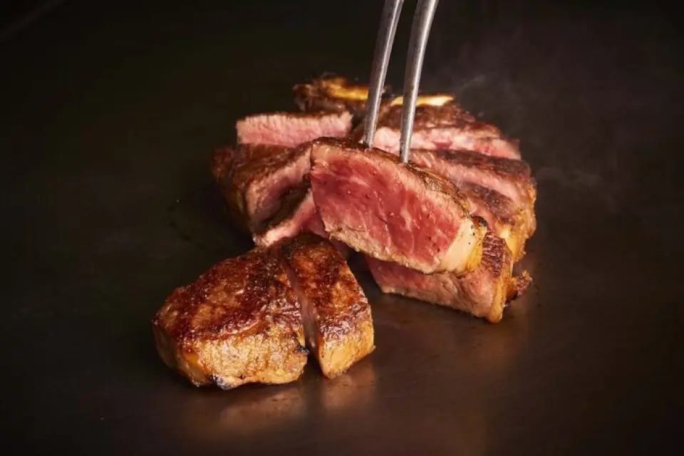 Rare beef rated "Prime Grade" by the United States Department of Agriculture is dry-aged for a long period in a special aging room, and then grilled on a hot plate right in front of our customers in a spectacular scene.
