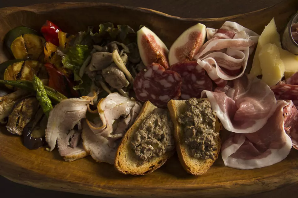 Enjoy the straightforward seasonal local cuisine of Tuscany, Italy!