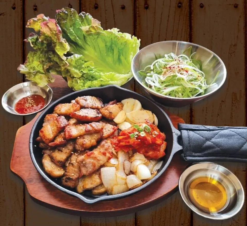 Our restaurant is run by a chef from Korea. You can enjoy authentic Korean cuisine, including samgyeopsal and yangnyeom chicken, which are well-known in Japan, as well as 45cm long cheese egg rolls that are sure to look great on social media, and spicy cheese bull pig's trotters served on a hot hot plate. Please enjoy the delicious-looking dishes that you can only get at our restaurant.