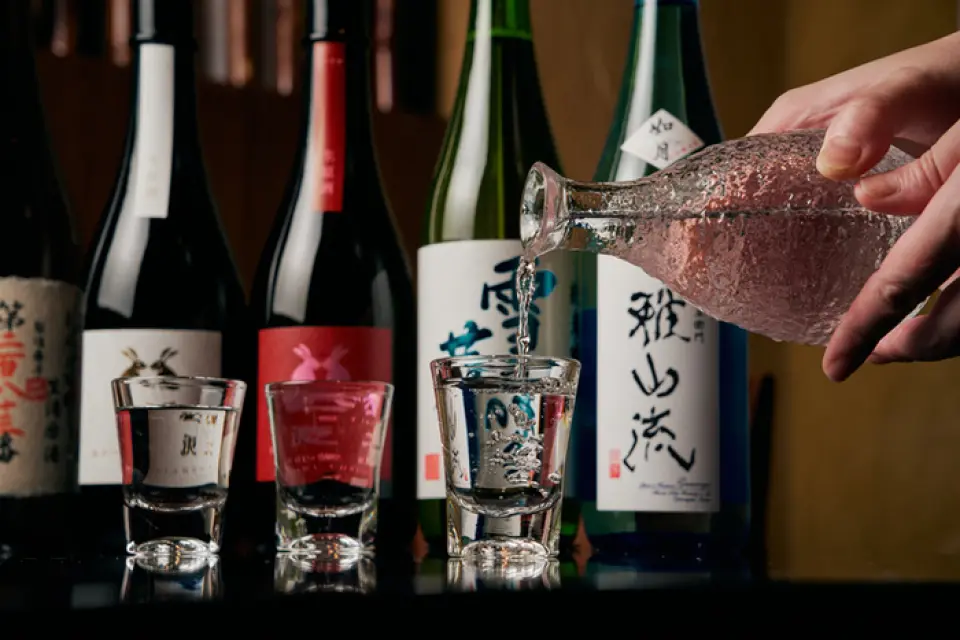 Chúng tôi có khoảng 15 loại rượu sake và đội hình thay đổi hai đến ba lần một tháng tùy theo mùa. Một số trong số đó là những thương hiệu hiếm mà bạn hiếm khi thấy! Ngoài ra còn có "choi uống rượu sake", tương đương với một cốc choco và có giá khoảng 200 yên mỗi cốc. Hoàn hảo cho những người muốn uống một chút rượu sake Nhật Bản mà họ quan tâm hoặc những người muốn so sánh các loại rượu sake khác nhau! Tùy thời điểm có thể có rượu ẩn? Chúng tôi đặc biệt chú ý đến cách rót bia và cung cấp đồ uống mà ngay cả những người yêu thích bia cũng sẽ hài lòng. Chúng tôi cũng có các loại đồ uống có vị chua và cocktail được phụ nữ ưa chuộng!