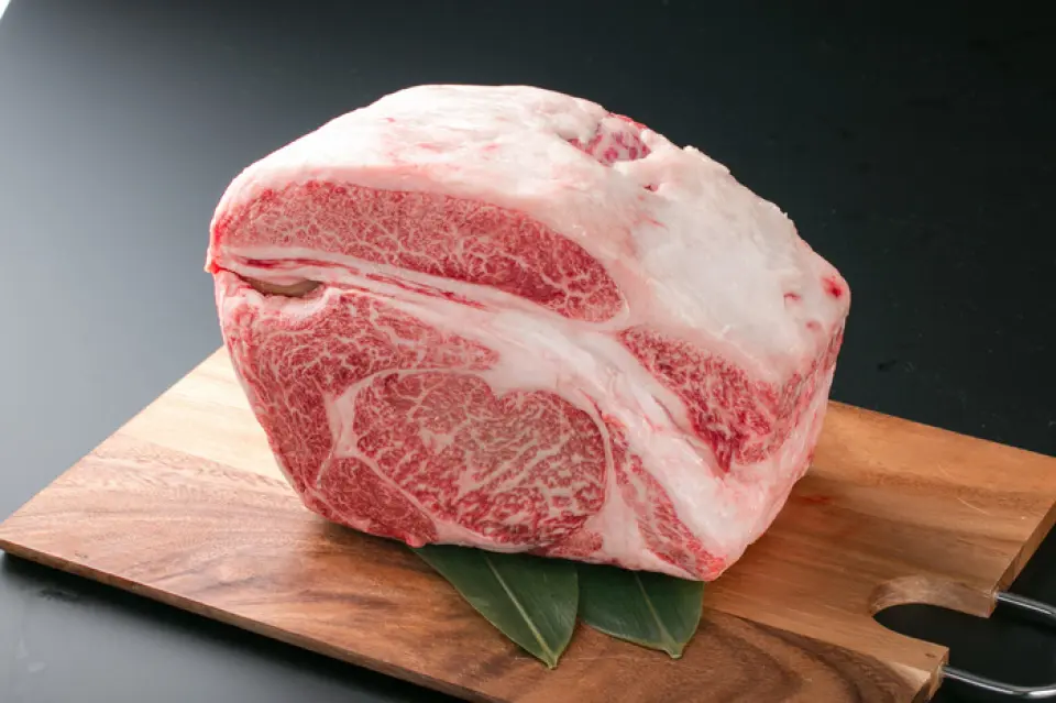 我们只使用仙台牛、山形牛等A5级母牛。所有肉类均在内部手工切割并供应。