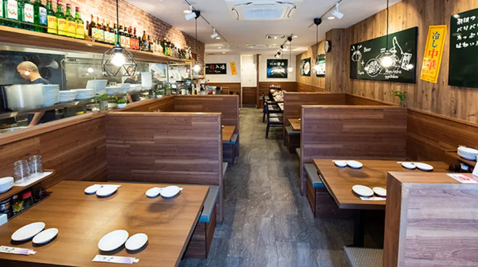 下班后去中餐馆喝一杯。小吃方面，可以尝试“葱炒叉烧”或“川味红烧肉”，花椒的香味和辣度与酒完美搭配。这是最好的！啤酒和威士忌酒都不错，但绍兴酒永远是最好的♪我们还提供瓶装保管服务，因此您可以随时光临。对于宴会，我们拥有宽敞的楼层，可容纳 12 人围坐在一张桌子旁，还有可容纳 4 人的包厢座位。我们还承办私人宴会套餐，详情请致电联系我们。
