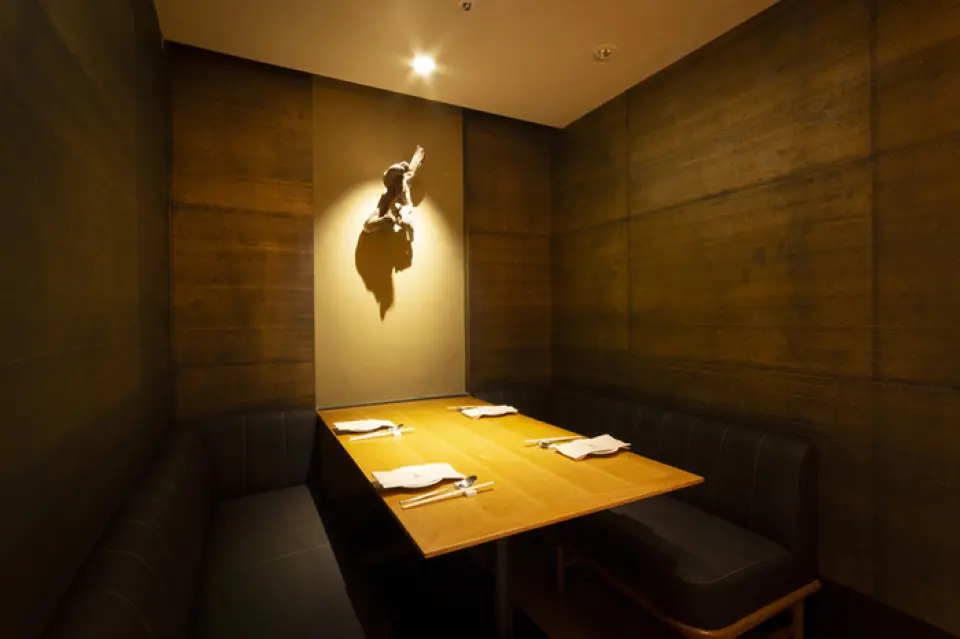 The restaurant has a quiet, calm, adult atmosphere, far removed from the hustle and bustle of the city. The spacious floor has thorough infection prevention measures in place. We recommend our "fully private rooms" for gatherings with important people, such as dates, group dates, dinners with important guests, and anniversary celebrations. It is perfect for those who want to enjoy a relaxing meal in a private space without being disturbed by anyone. Enjoy a luxurious time surrounded by carefully selected dishes and your favorite drinks.
