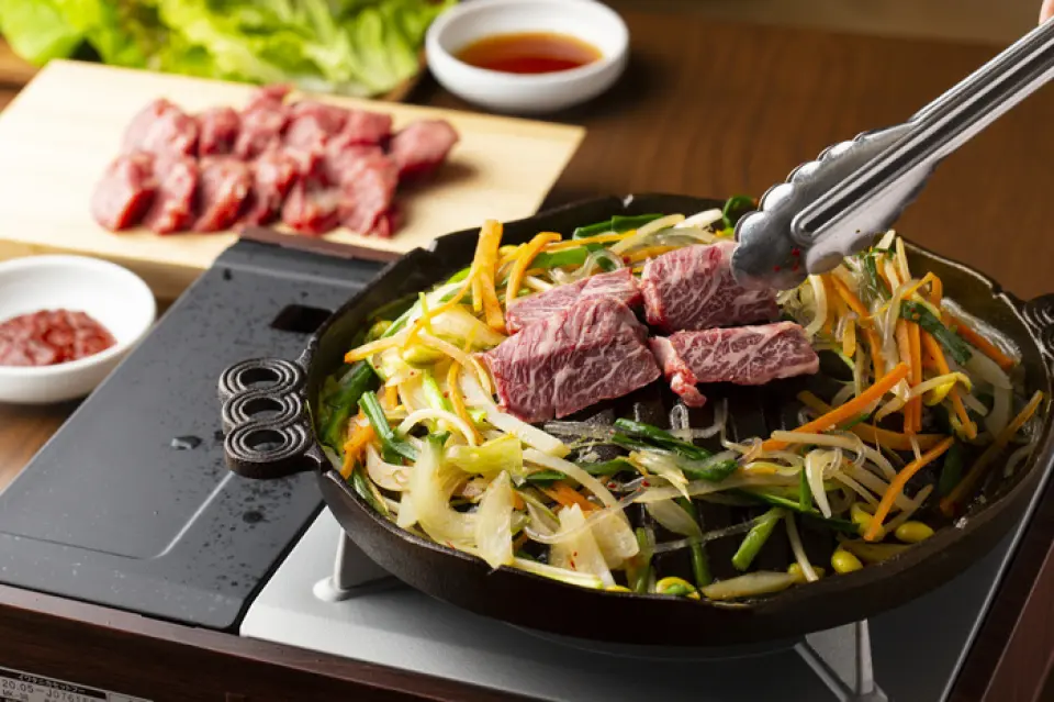 Of all our stores, this one is the one that puts the most emphasis on meat. We purchase the finest domestic Japanese Black Beef of the day from Gyusho Kagura, who buys the whole cow at auction at the Kyoto Meat Market, and serve it as bulgogi or on a hot stone. Among them, Mizushima's specialty bulgogi is served in an original style with plenty of our prized meat. Please enjoy our supreme "Specially Selected Bulgogi" served piping hot in a Genghis Khan pot.