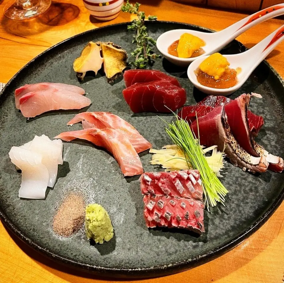 每天从丰洲市场采购我们引以为豪的新鲜鱼。烤鱼是在柜台前用木炭烤出来的，外皮酥脆，里面松软，香气扑鼻，让人胃口大开。此外，我们的菜肴都是经过反复试验才能呈现出时令食材的全部风味。请与使用岐阜县飞騨市稀有大米“龙之瞳”的“银斜里釜饭”搭配。何不通过各种摆盘大胆创新的美味佳肴来体验季节的变化呢？