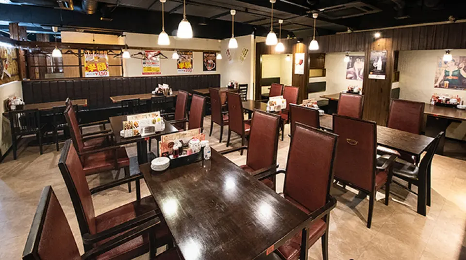 除了餐桌座位外，宽敞的餐厅还设有 7 间完全私人的包间和下沉式被炉地板，可举办最多 35 人的宴会。座位宽敞，通风良好，卫生措施齐全，让您安心用餐。下班回家的路上可以悠闲地喝一杯，包房里有包厢，也推荐给有小孩的家庭。当日点餐畅饮2,980日元！ 137道正宗中国菜尽享享受！
