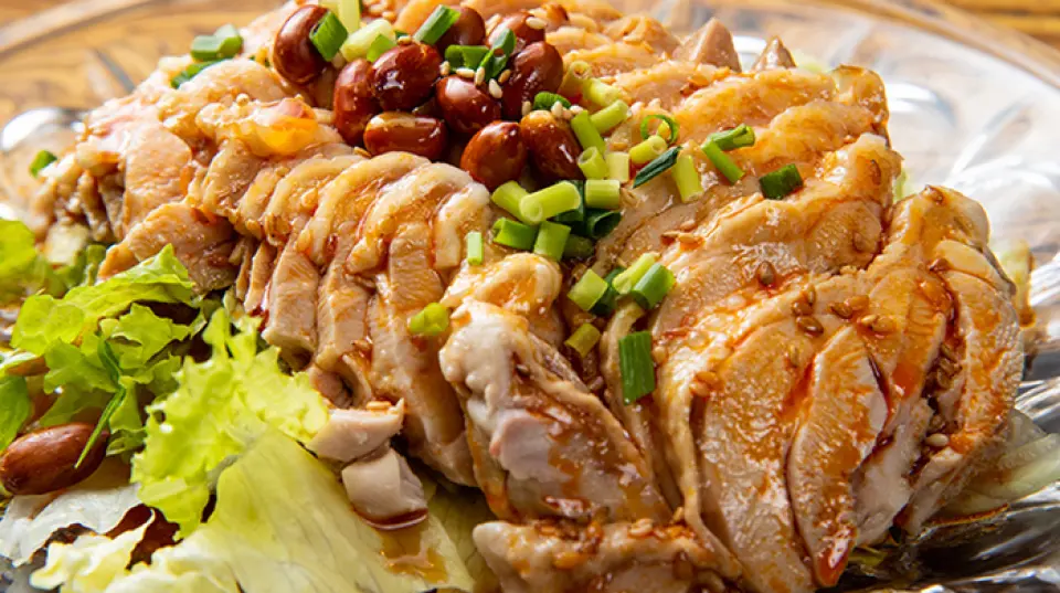 菜单价格为198日元、398日元、598日元！大多数菜肴和饮料都是 300 日元。生啤酒和两道菜不到1000日元，可以升级为一顿丰盛的晚餐◎198日元的菜单无论是份量还是味道都令人印象深刻☆“Hiyayakko”和“木耳蘑菇沙拉”等精致小吃'' 和啤酒很搭！其中人气最高的「炸竹荚鱼」，份量大到令人难以置信，只要198日元！请来经济实惠的丸安酒场♪
