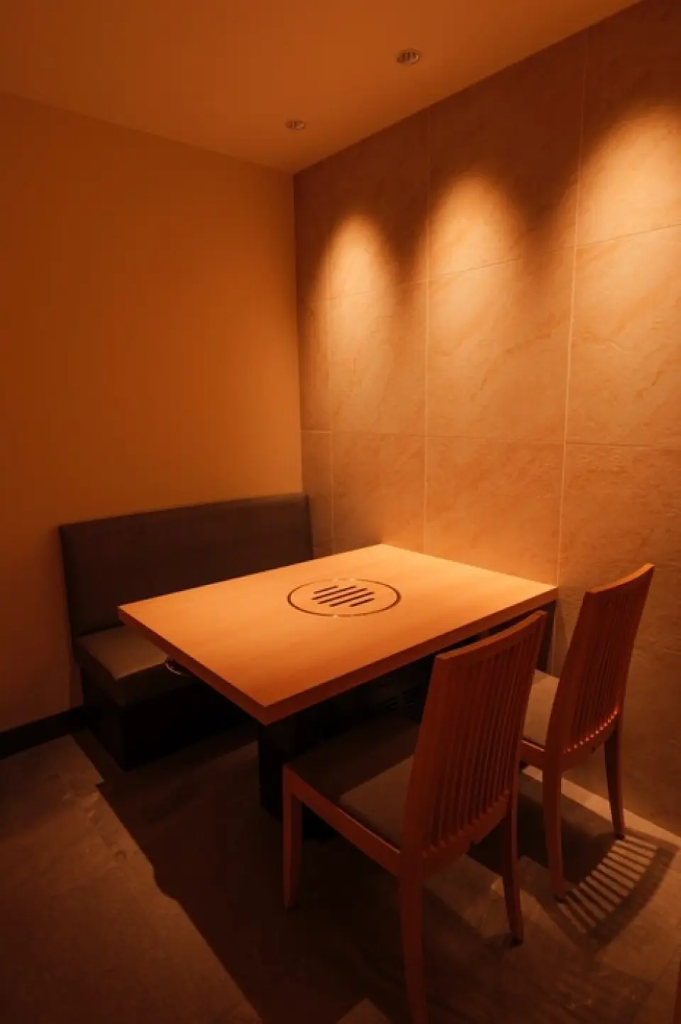 All rooms at our restaurant are completely private, so you can enjoy yakiniku in a relaxed atmosphere. Experience Ebisu Ushimitsu's carefully selected wagyu beef, grilling, and hospitality. *There is no additional charge for using the private rooms.