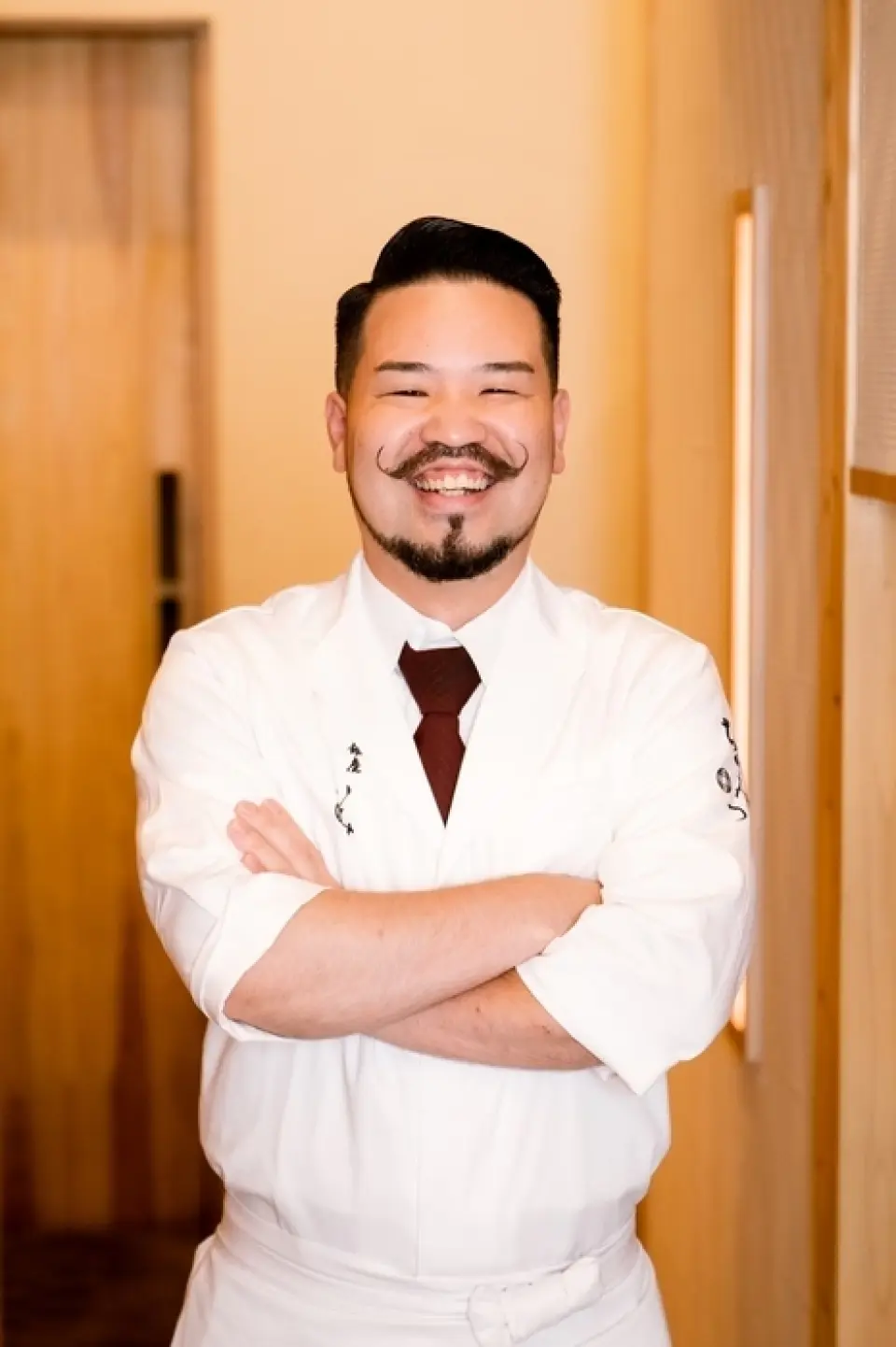 Ebisu Ushimitsu is evolving further as its executive chef, Chikaju Taisuke, connects beef producers and customers through food. The chef carefully selects the Wagyu beef and each and every ingredient to create a new kind of yakiniku. Using seasonal ingredients, customers can fully experience the four seasons, and we offer attentive service based on the Japanese spirit of hospitality.