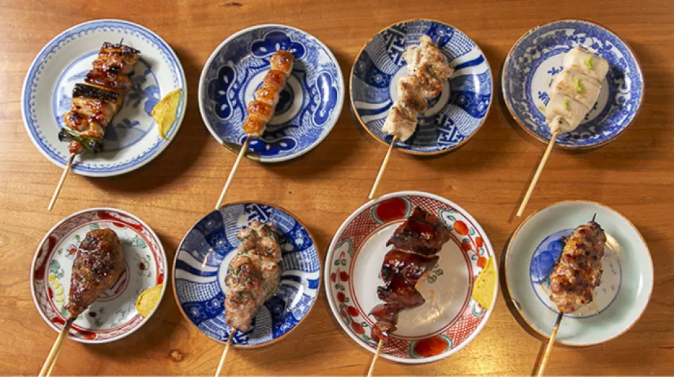 本店主要提供炭烤串烧。大约20种品种中，不仅有鸡肉，还有时令蔬菜。我们还提供新鲜的“鸡柳”和“肝脏”、多汁的“negima”和“tsukune”以及炭烤蔬菜。请尽情享受各种口味。其中最受欢迎的是“Seseri”！一定要点一份清爽的柚子辣椒橙子酱串！