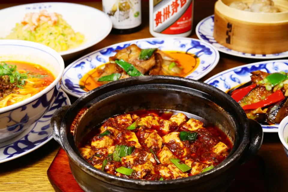 “陈麻婆豆腐新宿南台店”聘请了四川总店的主厨，将传统的味道传承至今，并继续传承正宗的味道。